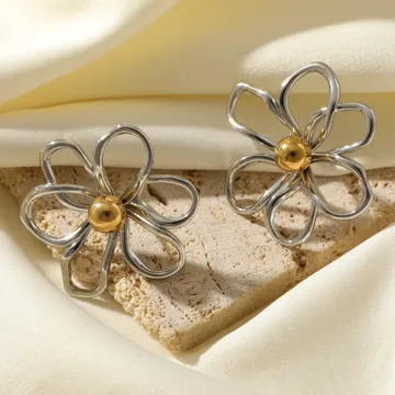 1 Par Casual Flor Pulido Acero Inoxidable 304 Chapados En Oro De 18K Aretes